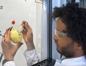 TUM-Forscher im Labor: neues Enzym-System effizient (Foto: tum.de, Jan Winter)