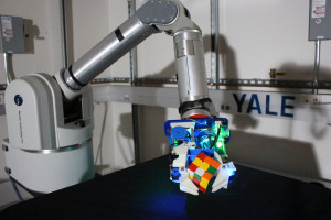 Hocheffiziente Roboterhand erfasst einen Rubik-Würfel (Foto: yale.edu)