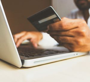 Online bezahlen: Beschwerden zu Diensten nehmen zu (Foto: rupixen, pixabay.com)