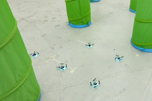 Test: Drohnenschwarm in einem Hindernisparcours (Foto: Alain Herzog, epfl.ch)
