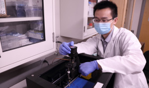 Forscher Jinchang Zhu beim  Einrichten des 3D-Druckers (Foto: virginia.edu)