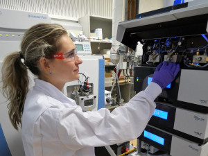 Bei der Analyse: Forscherin Mirjam de Bruin-Hoegée (Foto: uva.nl)