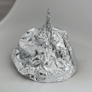 Aluhut: Träger scheinen in Versenkung (Foto: Tom Radetzki, unsplash.com) Aluhut: Träger scheinen in Versenkung (Foto: Tom Radetzki, unsplash.com)