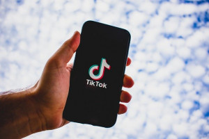 TikTok wird attraktiv für die Werbewirtschaft (Foto: Kon Karampelas/pixabay.com)