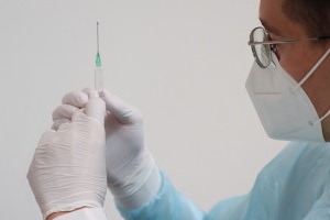 Spritze: bereit für die nächste COVID-19-Impfung (Foto: DoroT Schenk/pixabay.de)