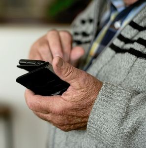 Alte Hände am Handy: Senioren nutzen Internet (Foto: pixabay.com, congerdesign)