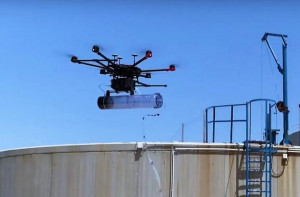Schnüffel-Drohne über einem Abwasserbecken (Foto: 