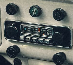 Altes Autoradio: Diese Zeiten sind längst vorbei (Foto: pixabay.com, Bru-nO)