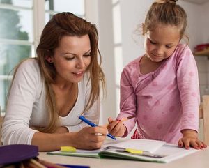 Mutter und Tochter: Kontrolle ist eher kontraproduktiv (Foto: pixabay.de/Juuucy)