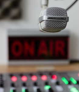 On Air: Junge Amerikaner hören per App Radio (Foto: pixabay.de/benjaminhartwich)