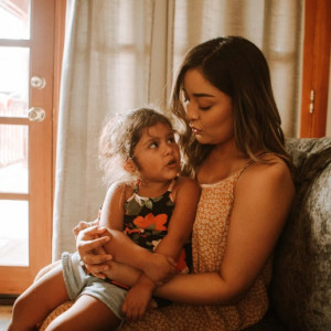 Latina: oft bei den Kindern statt in der Arbeit (Foto: Omar Lopez/unsplash.com)