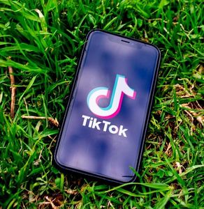 Smartphone: TikTok erweitert sein Angebot (Foto: pixabay.com, konkarampelas)