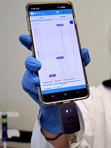 Test-Stick am Smartphone: liefert Ergebnis auf das Handy (Foto: mcmaster.ca)