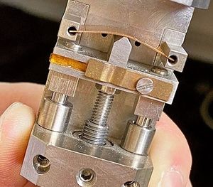 Bauelement auf der Streckbank: Graphen ändert Eigenschaften (Foto: unibas.ch)