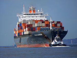 Containerschiff: Lieferengpässe als großes Problem (Foto: pixabay.de/VolliVolli)
