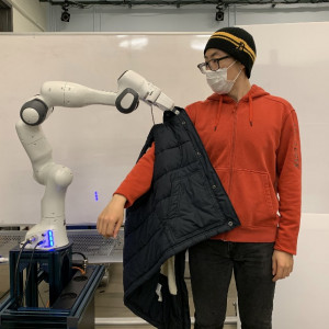 Assistenz: Roboter hilft beim Anziehen einer Jacke (Foto: mit.edu)