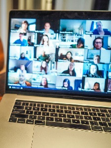 Online-Kurs: Kennenlernen bringt wenig (Foto: Chris Montgomery, unsplash.com)