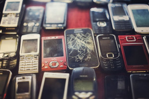 Ausgediente Mobiltelefone vor dem Recycling (Foto: andreahuyoff, pixabay.com)