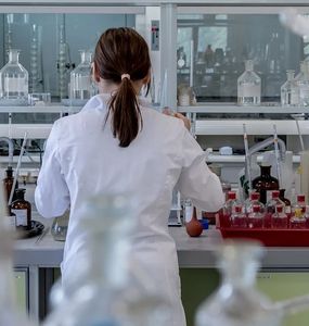 Forscherin im Labor: Präbiotika stärken Immunsystem (Foto: pixabay.com/jarmoluk)