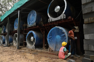 Montagearbeiten an den Ventilatoren des Smog-Turms (Foto: delhi.gov.in)