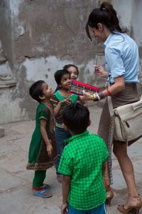 Indische Kinder bei der Nutzung eines Smartphones (Foto: BANITAtour/pixabay.com)