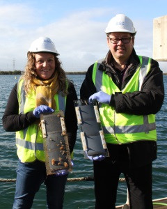 Test: Forscher mit beschichtetem (re.) und unbeschichtem Blech (Foto: ASC)