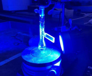 Blaues Licht: So soll künftig Ammoniak hergestellt werden (Foto: princeton.edu)