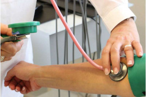 Blutdruckmessung auf klassische Art beim Hausarzt (Foto: pixabay.com, tomwieden)