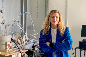 Wasserstoff-Expertin Laureen Meroueh im Labor (Foto: Reza Mirshekari, mit.edu)
