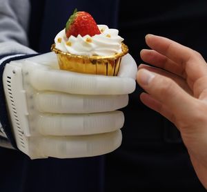 Griff um ein Erdbeertörtchen: Forscher bauen neue Prothese (Foto: mit.edu)