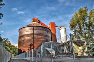 Silo im Zementwerk, das viel CO2 freisetzt (Foto: Daniel Horvat, pixabay.com) Silo im Zementwerk, das viel CO2 freisetzt (Foto: Daniel Horvat, pixabay.com)