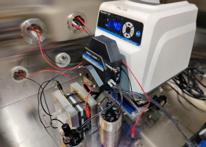 Redox-Flow-Batterie auf dem Prüfstand im Labor (Foto: uakron.edu)