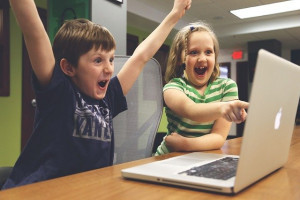 Kinder feuern den Videospiele-Boom an (Foto: StartupStockPhotos, pixabay.com)