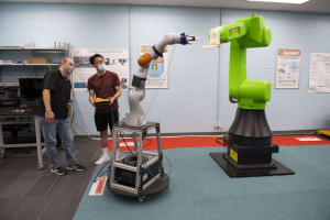 Roboter und ihre Entwickler beim Training (Foto: Colleen Kelly, uc.edu)
