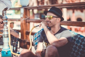 Lachender Shisha-Raucher (Foto: Peggy und Marco Lachmann-Anke, pixabay.com) Lachender Shisha-Raucher (Foto: Peggy und Marco Lachmann-Anke, pixabay.com)