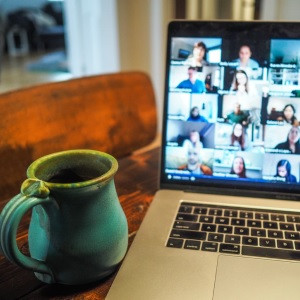 Meeting: Kaffee nicht gut gegen Müdigkeit (Foto: Chris Montgomery, unsplash.com)