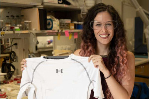 Taylor präsentiert ein smartes Sporttrikot (Foto: Jeff Fitlow, rice.edu)