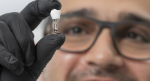 Pezhman Mohammadi präsentiert Implantat-Prototypen (Foto: vttresearch.com/en)
