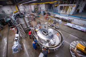 Endmontage des Hochleistungs-Magneten (Foto: Gretchen Ertl, CFS/MIT)