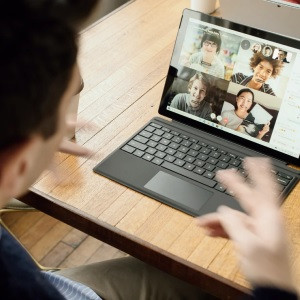 Remote-Meeting: ist auf Dauer doch zu wenig (Foto: Surface, unsplash.com)