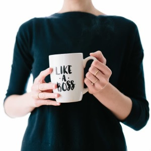 Boss: Frauen erheben seltener aktiv Anspruch (Foto: Brooke Lark, unsplash.com)