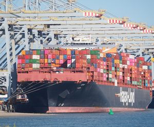 Containerschiff: deutsche Industrie optimistisch (Foto: pixabay.com, alfvanbeem)