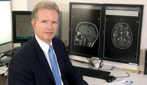 John J. Leddy mit Schnittbildern des Gehirns (Foto: buffalo.edu) John J. Leddy mit Schnittbildern des Gehirns (Foto: buffalo.edu)
