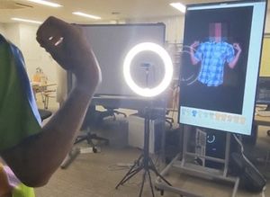 Digitaler Spiegel: Umkleidekabine komplett virtuell (Foto: u-tokyo.ac.jp)