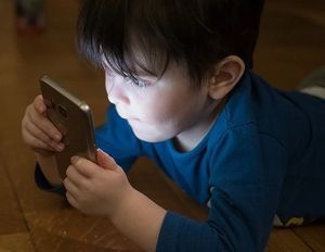 Kind mit Smartphone: Eltern sind in der Pflicht (Foto: 46173, pixabay.com)