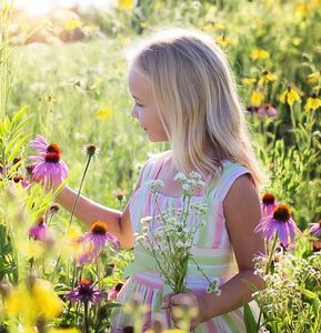 Kleines Mädchen: Natur steigert Wohlbefinden (Foto: pixabay.com, JillWellington)