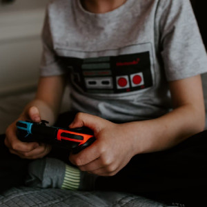 Kleiner Gamer: Wird dadurch noch kein Killer (Foto: Kelly Sikkema, unsplash.com)