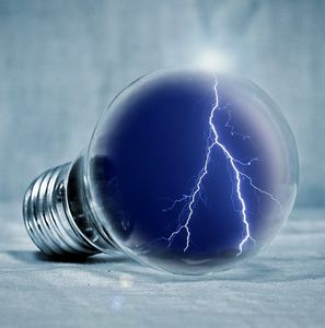 Glühbirne: Energiepreise explodieren in Deutschland (Bild: PIRO4D, pixabay.com)