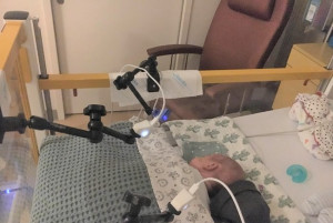Wärmebildkamera über einem schon größeren Baby (Foto: mmc.nl)