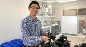 Hai Wang mit Komponenten des Überwachungsroboters (Foto: murdoch.edu.au)